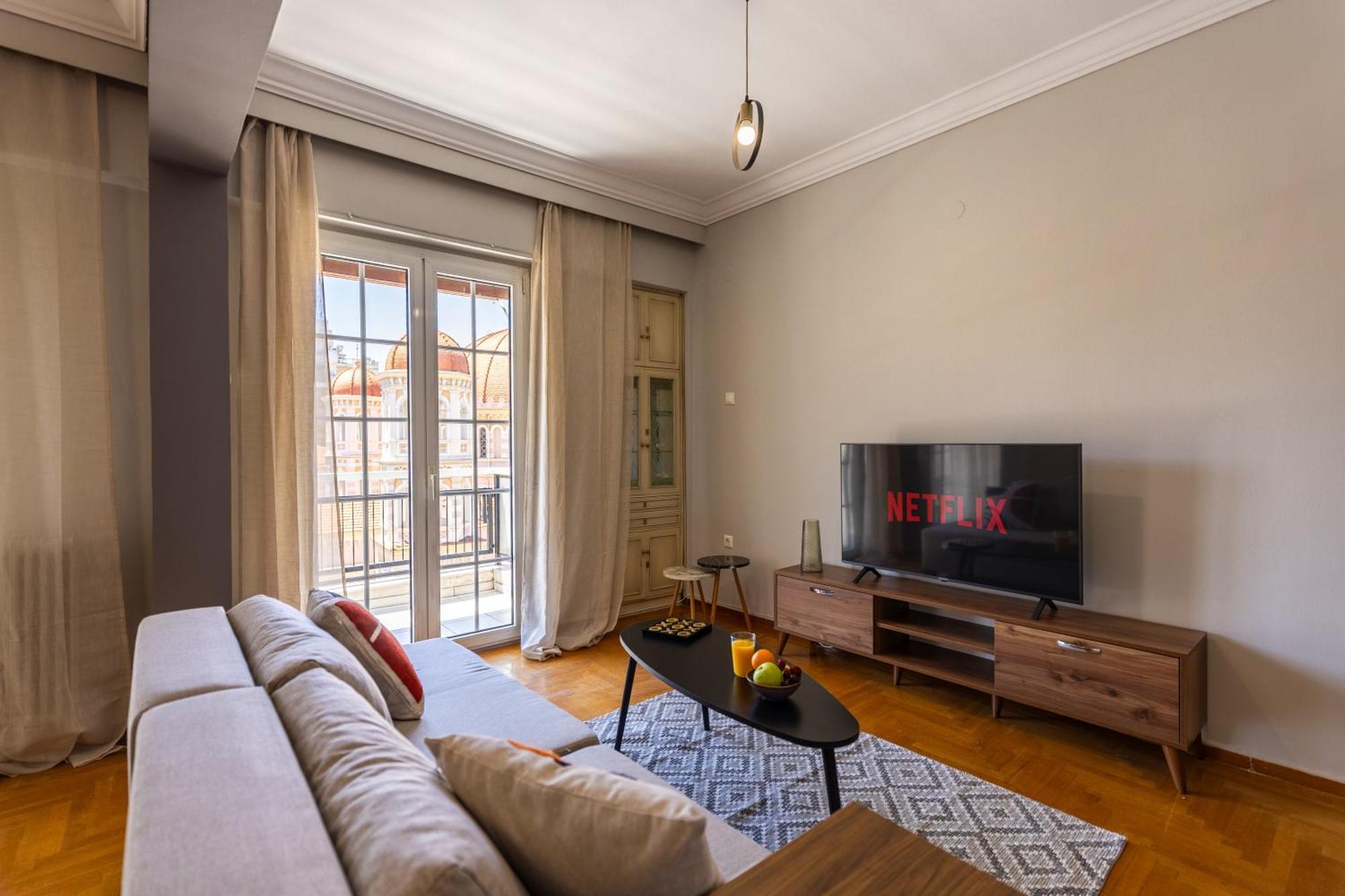 Big Stylish 2br Views 3 Min Walk To Sea *